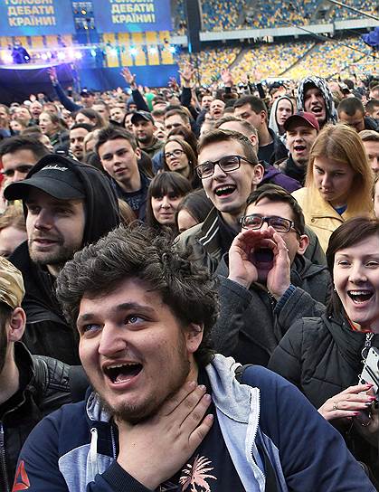 Зрители во время дебатов на стадионе «Олимпийский»