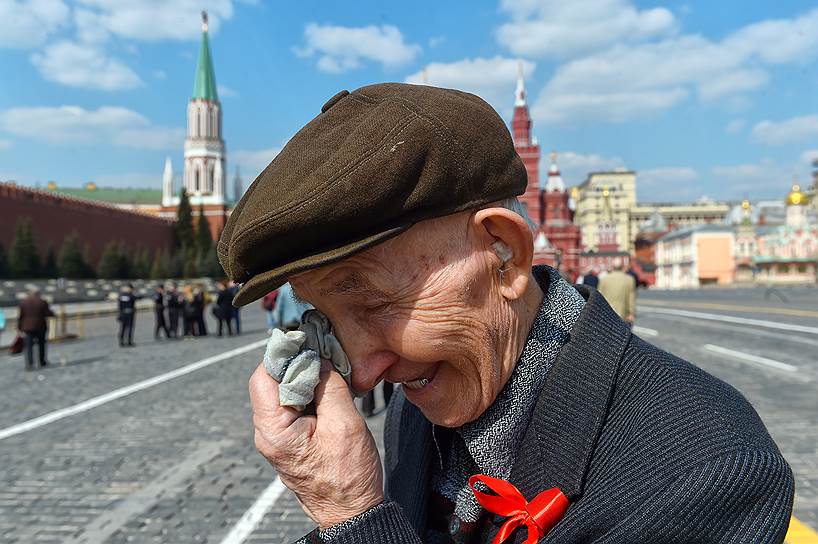 Москва, Россия. Церемония возложения цветов к Мавзолею на Красной площади в честь 149-й годовщины со дня рождения Владимира Ленина