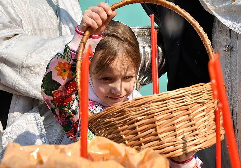 Москва. Освящение пасхальных куличей и яиц в канун Пасхи в в Богоявленском кафедральном соборе (Елоховский собор)