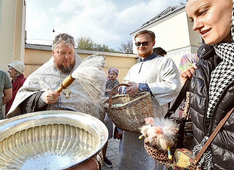 Москва. Освящение пасхальных куличей и яиц в канун Пасхи в Богоявленском кафедральном соборе (Елоховский собор). Настоятель собора протоиерей Александр Агейкин (слева)