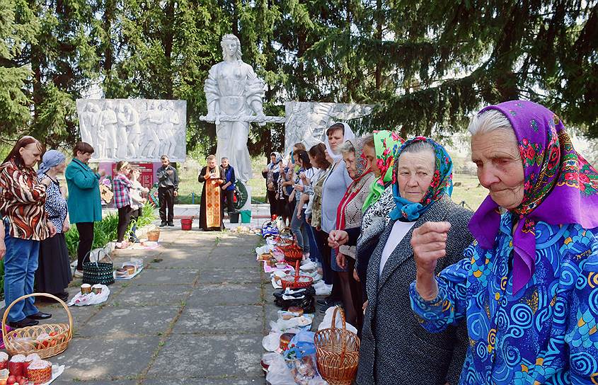 Деревня Сторожовцы, Гомельская область, Белоруссия. Освящение пасхальных куличей и яиц в канун Пасхи