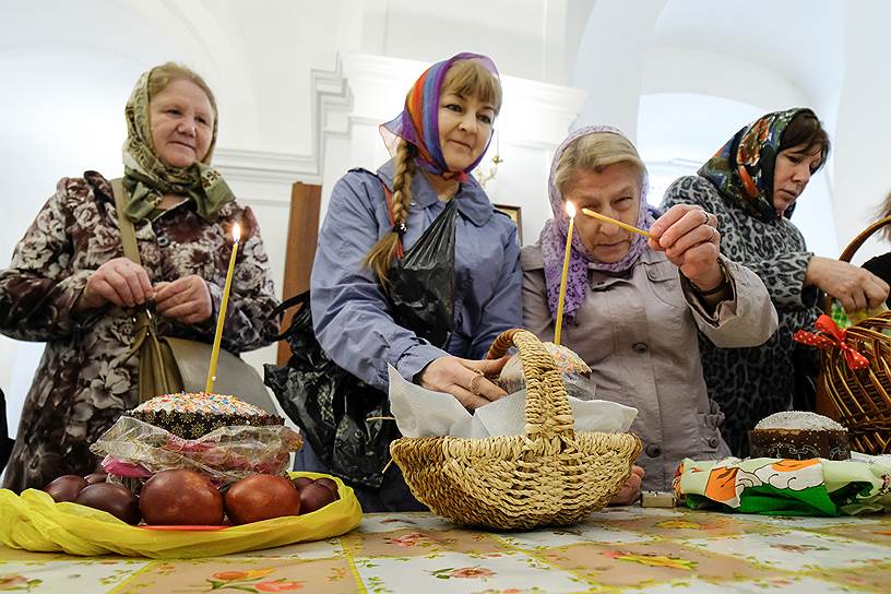 Санкт-Петербург. Освящение пасхальных куличей и яиц в канун Пасхи в Соборе Владимирской Божией Матери