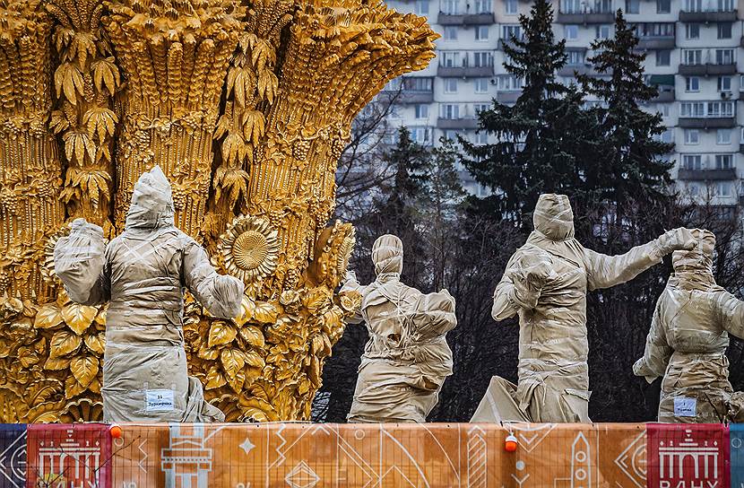 6 апреля, Москва. Закрытые на реставрацию скульптуры фонтана «Дружба народов» на ВДНХ