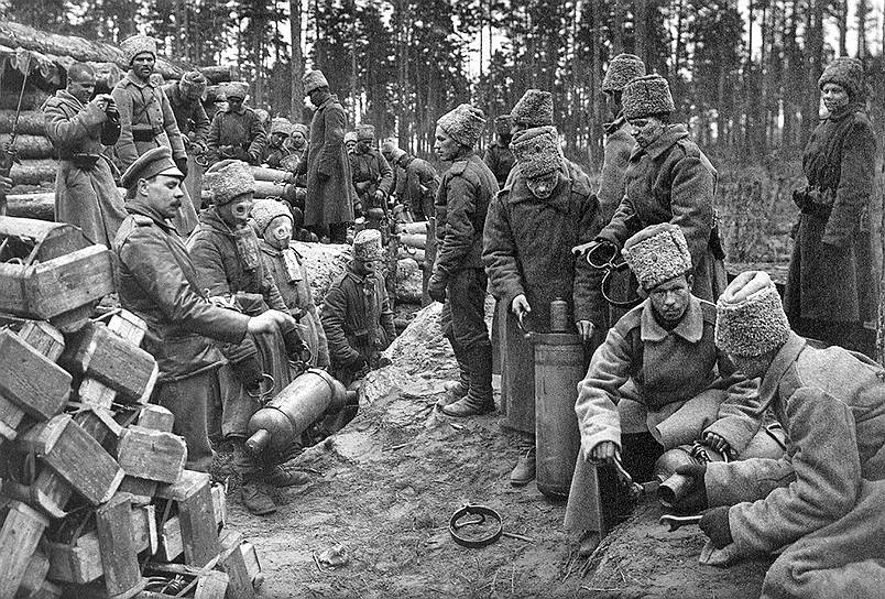С новым неуловимым врагом воевавшие на русско-германском фронте офицеры решили бороться с помощью хорошо знакомых отравляющих газов 