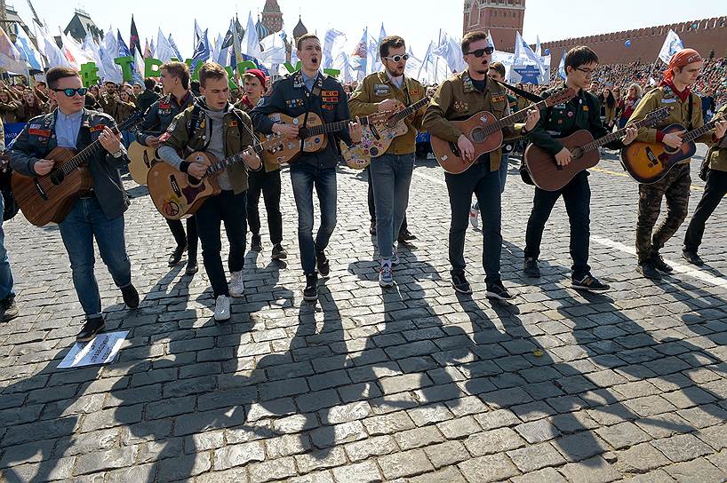 Всего в праздничном шествии приняли участие около 100 тыс. человек