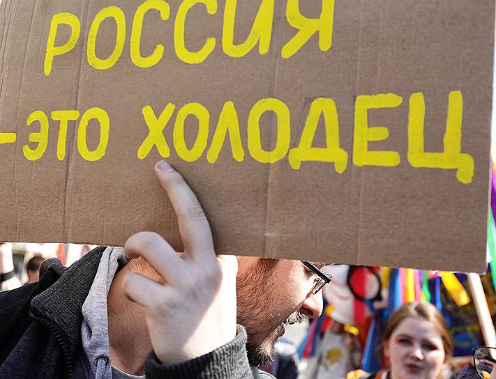 Среди самых запомнившихся надписей на плакатах в Санкт-Петербурге — «Против ограничений винегрета», «Мы нервные», «Партия непрерывного отжига», «Даешь котизм-копибаризм»