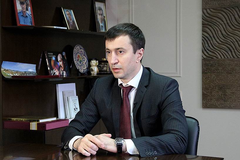 2 мая. Кировский районный суд Махачкалы арестовал министра экономики и территориального развития Дагестана Османа Хасбулатова. Его подозревают в мошенничестве в особо крупном размере и нанесении ущерба в 20 млн руб.