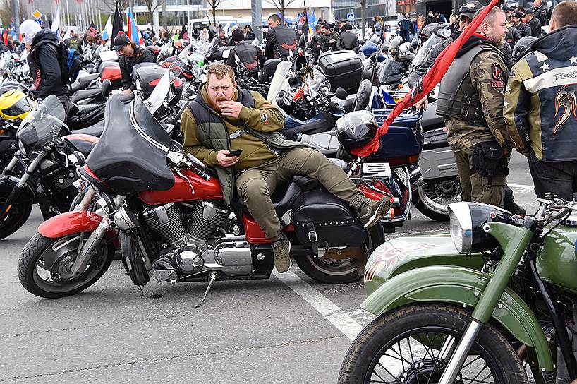 3 мая. В Москве прошло открытие мотосезона, мероприятие организовали члены байкерского клуба «Ночные волки». В праздничных мотопробегах приняли участие около 3 тыс. человек