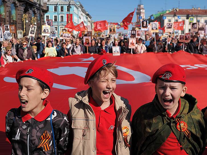 Санкт-Петербург. Участники акции памяти «Бессмертный полк» во время шествия 