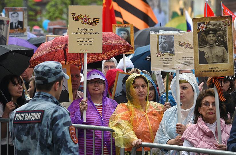 9 мая. В Москве состоялась традиционная акция памяти «Бессмертный полк», во время которой &lt;a href=&quot;/doc/3966267&quot;>началась гроза&lt;/a>. Всего за день от непогоды в столице пострадали 9 человек