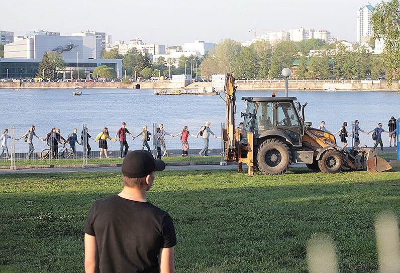 Противники строительства вечером собрались на несогласованную акцию. В ходе нее они повалили часть ограждения и затем стали гулять по скверу