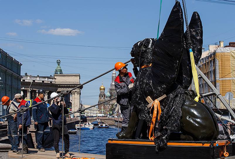 Санкт-Петербург, Россия. Установка скульптур грифонов на Банковском мосту после реставрации 