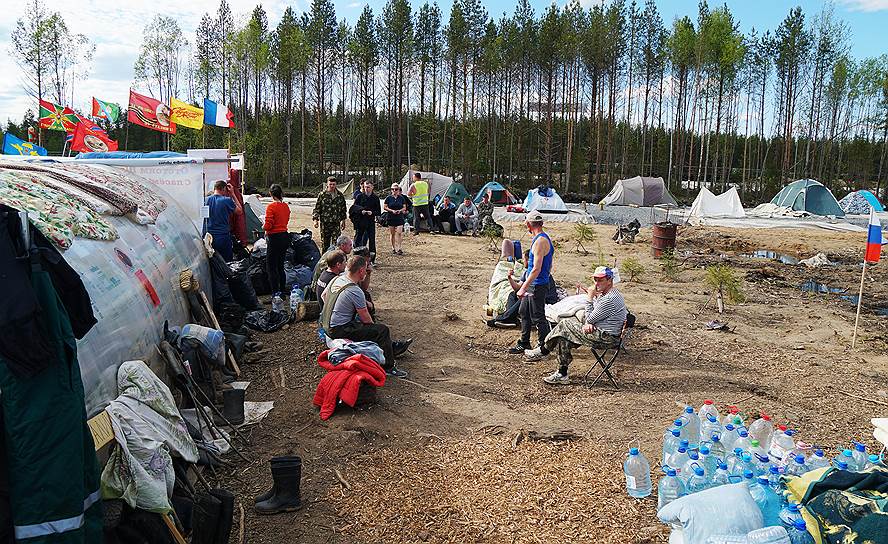 Лагерь жителей протестующих против строительства мусорного полигона у железнодорожной станции Шиес
