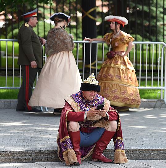 Москва, Россия. Люди в исторических костюмах в Александровском саду