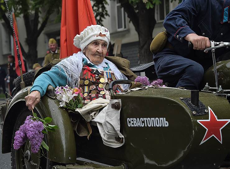 9 мая, Севастополь. Ветеран Великой Отечественной войны на военном мотоцикле во время праздничных мероприятий