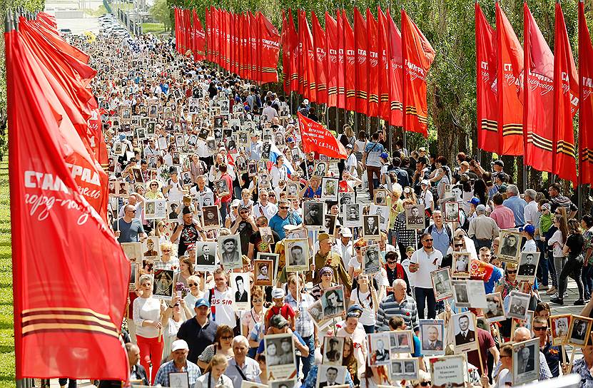 9 мая, Волгоград. Участники акции памяти «Бессмертный полк» 