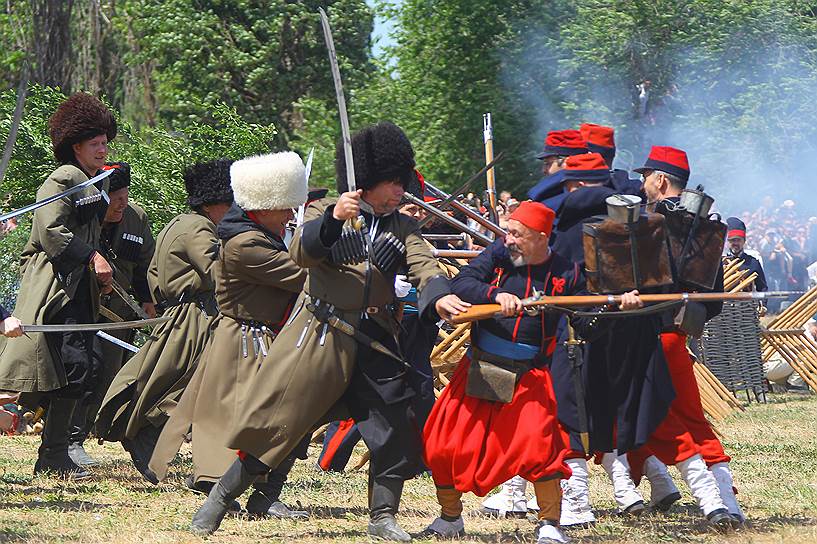 18 мая, Таганрог. Участники международного фестиваля «Оборона Таганрога 1855 года» во время исторической реконструкции на Пушкинской набережной 