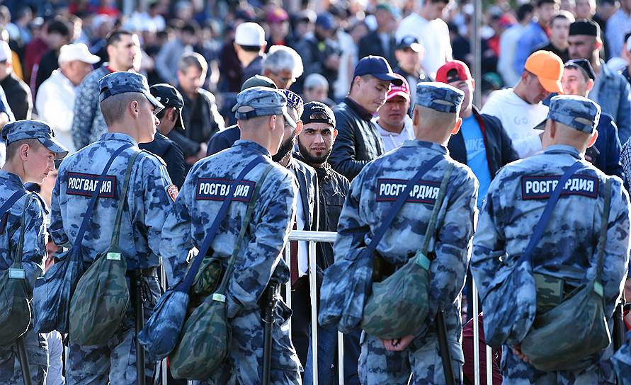 Верующие и сотрудники Росгвардии во время намаза у Московской соборной мечети 