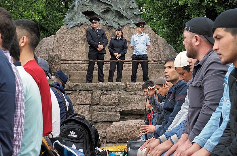 Верующие на празднике Ураза-байрам в Санкт-Петербурге 