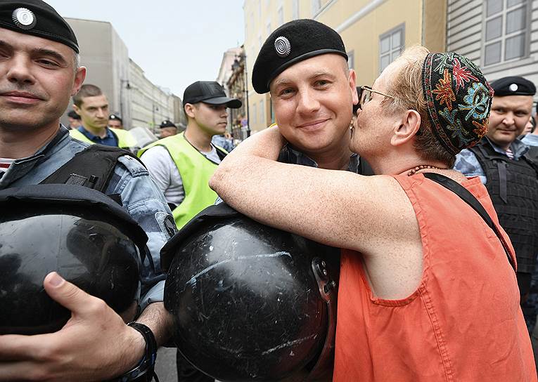 Москва. Участница акции в поддержку Ивана Голунова и сотрудники полиции на Чистых прудах