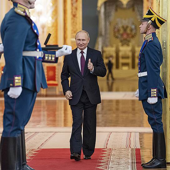 Москва. Президент России Владимир Путин перед началом церемонии вручения государственных премий