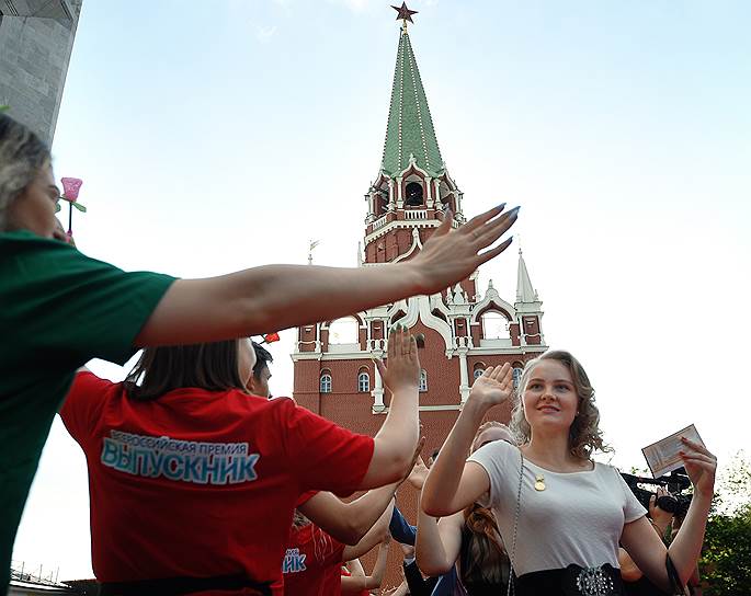 Москва, Россия. Выпускники на Красной площади