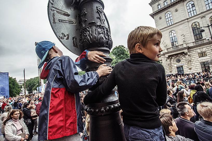 Санкт-Петербург, Россия. Дети смотрят представление на церемонии открытия Театральной олимпиады