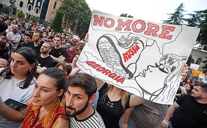 23 июня масштабный митинг в Тбилиси завершился шествием от парламента Грузии до здания правительства, расположенного в нескольких сотнях метров