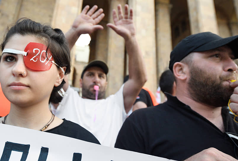 Тбилиси, Грузия. Участники акции протеста у здания парламента