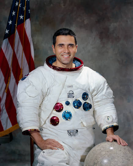 Харрисон Хейган «Джек» Шмитт (р. 1935), пилот лунного модуля корабля «Аполлон-17», был на Луне 11-14 декабря 1972 года.