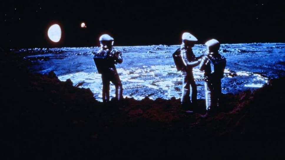 Режиссера Стэнли Кубрика, снявшего фильм «2001 год: Космическая одиссея» за год до первой лунной миссии «Аполлона-11» (на фото кадр из фильма), конспирологи считают одним из главных действующих лиц «лунного заговора»