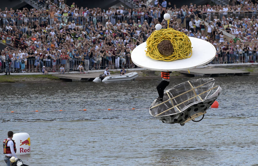 На официальном сайте Red Bull Flugtag велась трансляция полетов