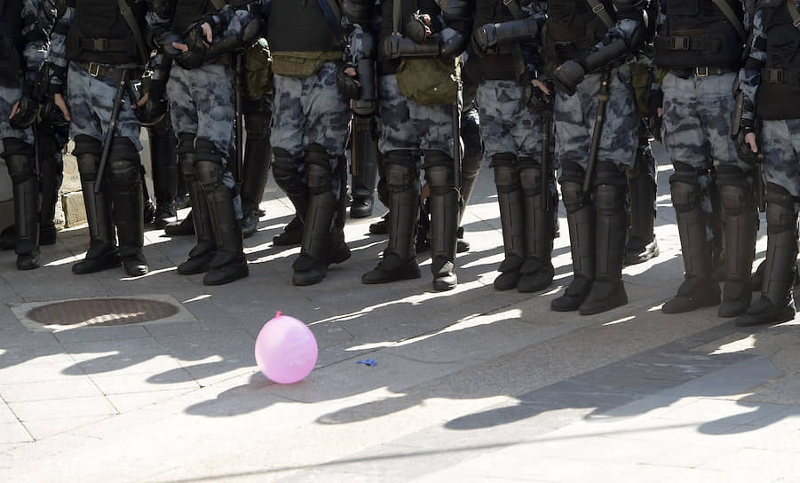 27 июля, Москва. Сотрудники Росгвардии во время акции в поддержку независимых кандидатов в Мосгордумы у здания мэрии Москвы