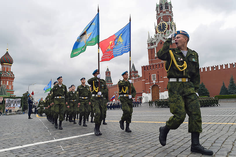 Торжественный марш военнослужащих ВДВ 