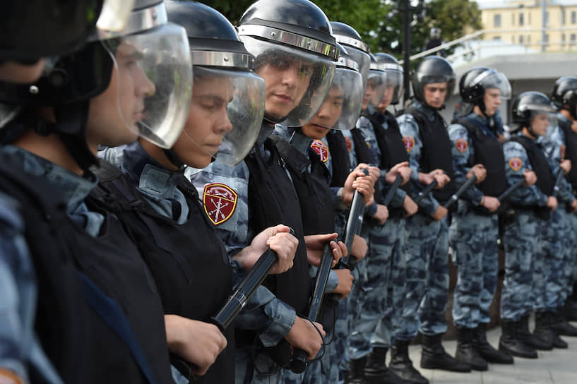 Несогласованная акция протеста в поддержку недопущенных до выборов в Мосгордуму кандидатов в депутаты