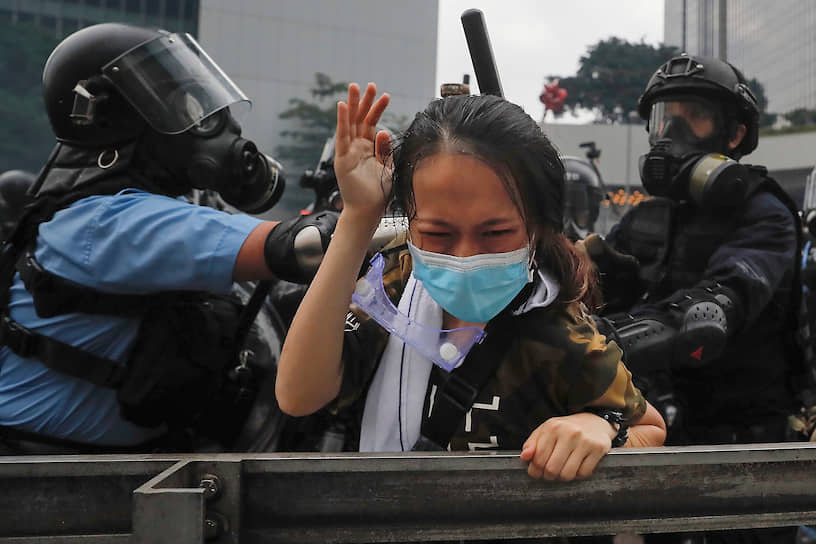 Массовые протесты начались на улицах Гонконга в конце марта 2019 года. Поводом стала попытка местных властей внести поправки в законодательство об экстрадиции, чтобы оказывать взаимную правовую помощь материковому Китаю. Протестующие считали, что поправка может быть использована китайским правительством против диссидентов и оппозиции