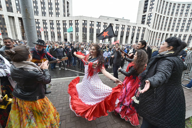 На проспект Сахарова пришел цыганский ансамбль, участники которого исполнили несколько танцев