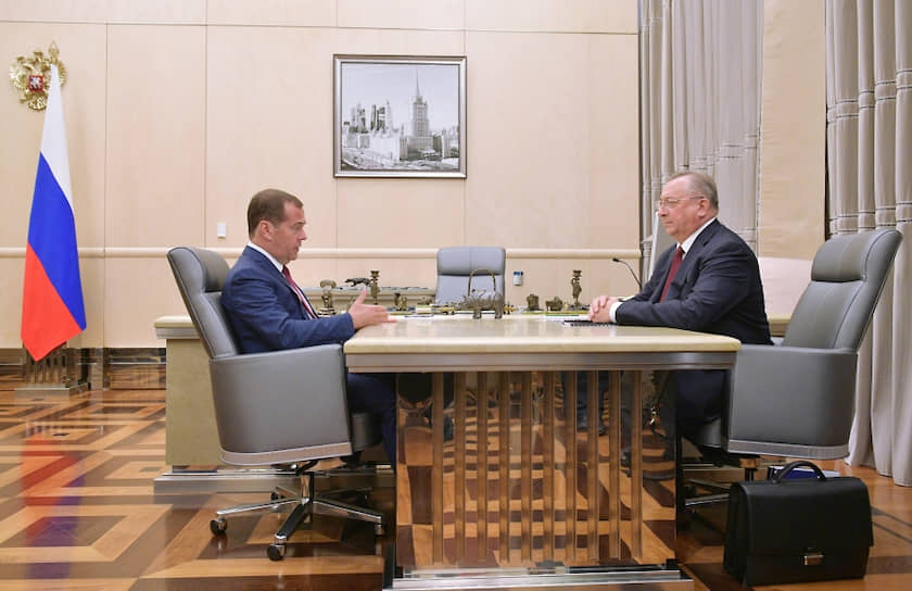 Председатель правительства РФ Дмитрий Медведев и президент ПАО «Транснефть» Николай Токарев (справа) 