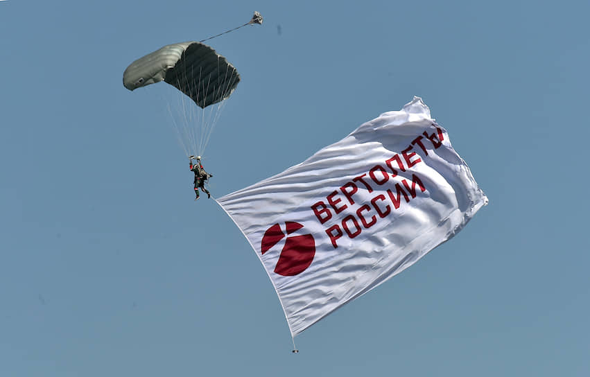 Парашютист с флагом компании «Вертолеты России» во время прыжка