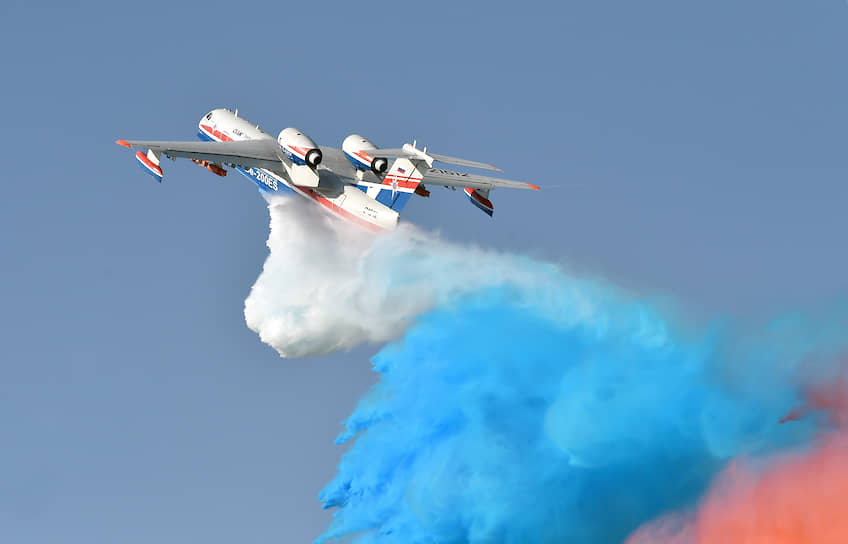 Российский самолет-амфибия Бе-200ЧС во время демонстрационного полета