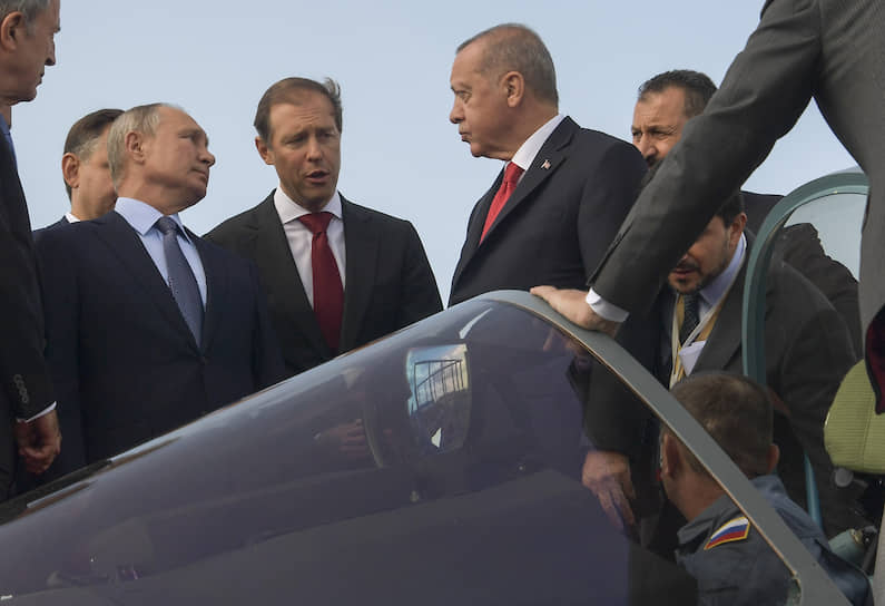 МАКС-2019 открыли президенты РФ Владимир Путин (слева) и Турции Реджеп Тайип Эрдоган (справа). Они, в частности, осмотрели новый истребитель Су-57. Господин Эрдоган заинтересовался возможностью покупки самолета