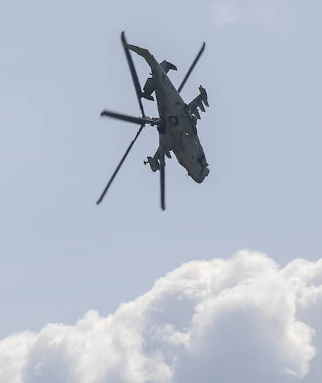 Российский разведывательно-ударный вертолет нового поколения Ка-52 «Аллигатор» во время демонстрационного полета