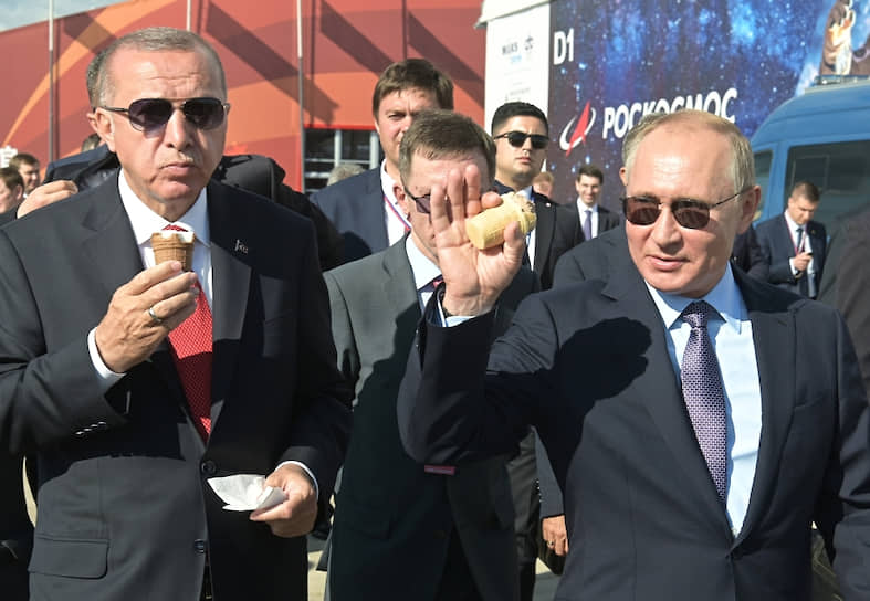 Владимир Путин &lt;b>впервые попробовал мороженое на МАКСе в Жуковском в 2005 году&lt;/b>. Тогда за клубничный и шоколадный рожки он расплатился купюрой в 500 руб. С тех пор есть мороженое на авиасалоне стало для него традицией. В этом году он купил два рожка себе (шоколадный и сливочный) и еще одним угостил турецкого лидера Реджепа Тайипа Эрдогана. Достоинство купюры в руках Владимира Путина выросло в 10 раз — до 5 тыс. руб., а сдачу он оставил главе Минпромторга Денису Мантурову «на развитие авиации»