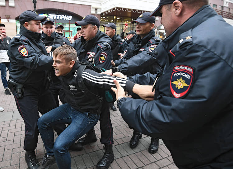 17 августа, Москва. Сотрудники полиции во время задержания члена движения «Бессрочный протест» Дмитрия Батуро (в центре) на несогласованном мирном шествии в поддержку независимых кандидатов на выборах в Мосгордуму и фигурантов «московского дела»