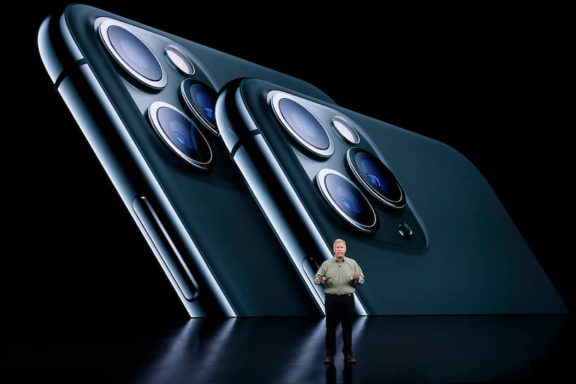У iPhone 11 две основные камеры, у моделей Pro их три — телеобъектив, обычная камера и ультраширокая камера

