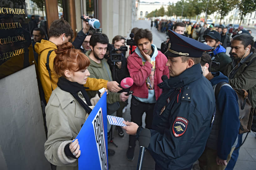 Певица Муся Тотибадзе (слева) во время пикета в поддержку актера Павла Устинова, получившего 3,5 года колонии за вывих плеча росгвардейца на акции протеста