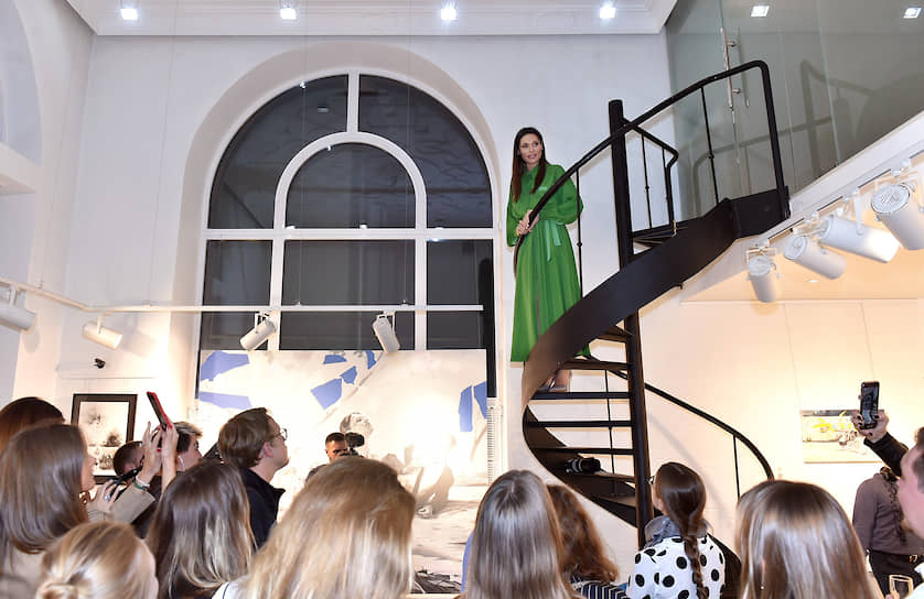 Владелица Askeri Gallery Полина Аскери (в центре) во время церемонии открытия выставки художника Павла Полянского