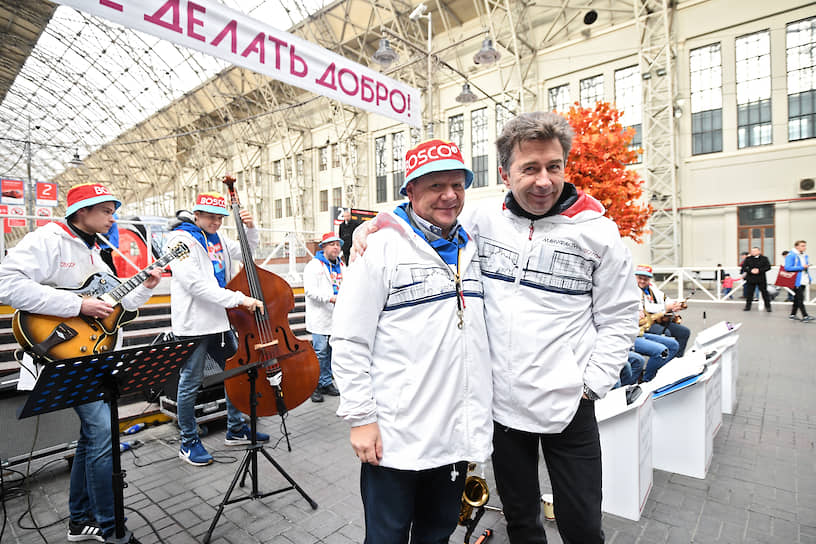 Джазмен Игорь Бутман (слева) и певец Валерий Сюткин на Киевском вокзале перед отправлением поезда в Калугу на церемонию открытия производственного комплекса «Мануфактуры Боско»