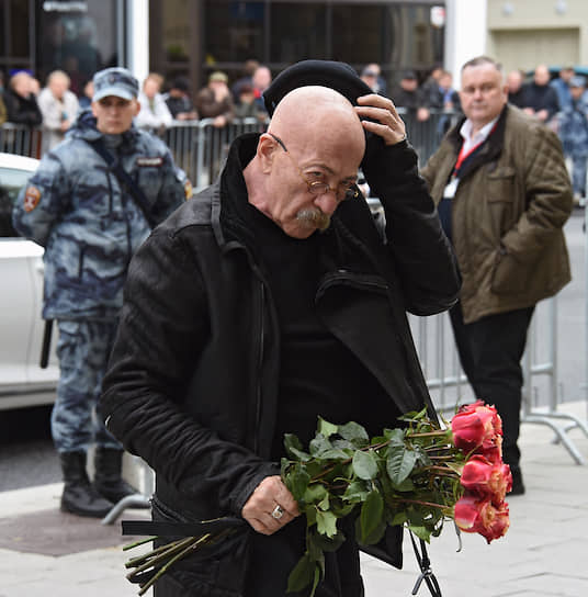 Певец Александр Розенбаум перед началом церемонии