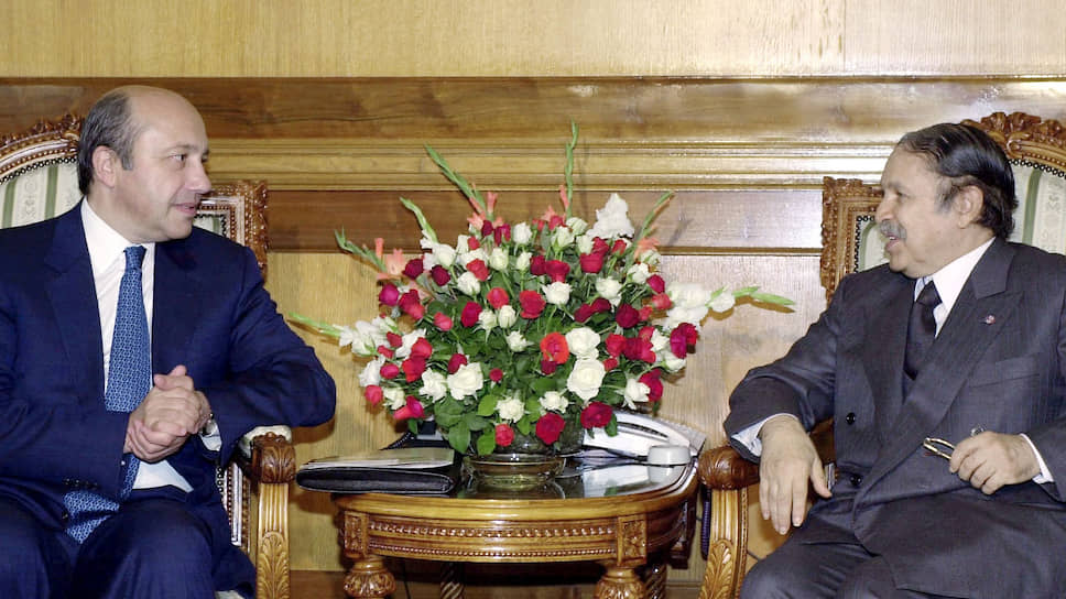 С визита министра иностранных дел РФ Игоря Иванова (слева) в Алжир началось возвращение РФ на Ближний Восток. На фото встреча главы МИД РФ с президентом Алжира Абдель-Азизом Бутефликой (Алжир, октябрь 2001 года) 